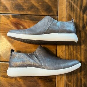 JOHNSTON & MURPHY Dakota Cap Toe Metallic Slip On Sneaker Pewter NWOT size 9